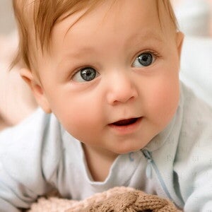 Niemowlak leżący na łóżku