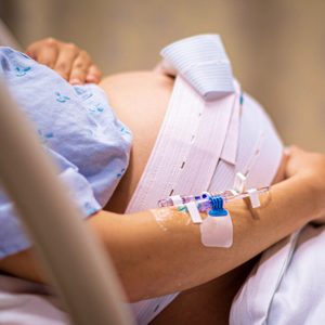 Pozycje porodowe: kobieta oczekująca na poród