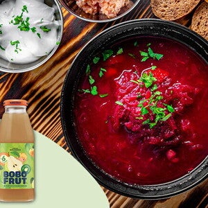 Kawałki wędzonego kurczaka z bulionem z buraków po 12. miesiącu