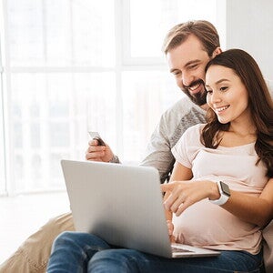 Para, która spodziewa się dziecka, korzystająca z narzędzi dla przyszłych rodziców