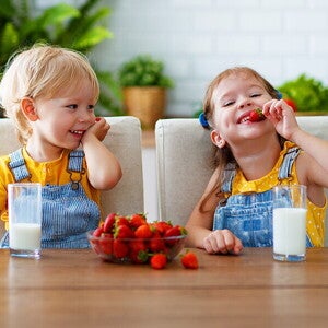 Uśmiechnięte dzieci, które na co dzień piją mleko