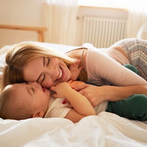 Rozwój układu odpornościowego: mama przytulająca dziecko