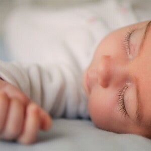 Jak nauczyć dziecko samodzielnego spania: śpiący maluszek
