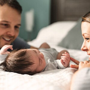 Mama i tata spędzają czas z noworodkiem podczas 4. trymestru