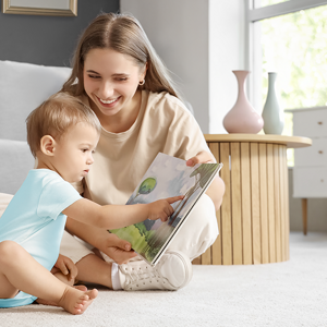 Mama i dziecko oglądają pierwsze książeczki | Nestlé FamilyNes Mama i dziecko oglądają pierwsze książeczki do czytania dla niemowląt