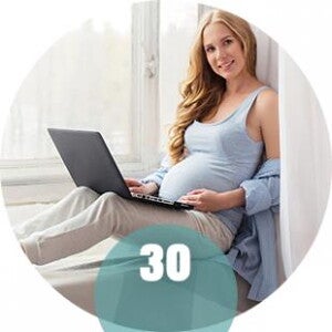 30 tydzień ciąży – kobieta w ciąży w pracy