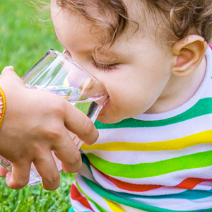 Woda dla dziecka powyżej 1. roku życia – jaką wybrać?