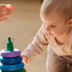 Raczkujący niemowlak z zabawkami