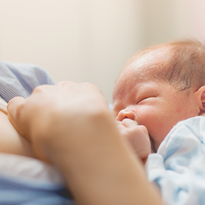 Mama karmiąca noworodka piersią