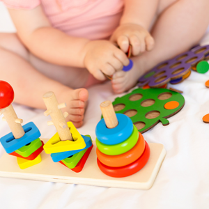 Dziecko bawiące się sorterem Montessori