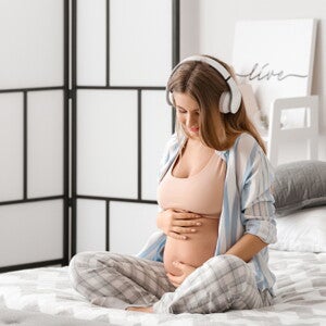 Kobieta w ciąży słuchająca muzyki