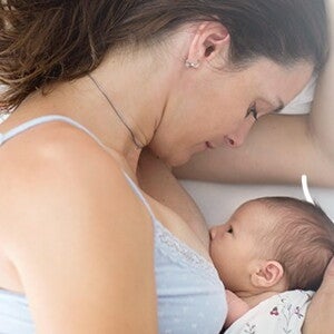 Mama karmiąca dziecko piersią i starająca się uniknąć zapalenia piersi 