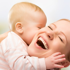 Szczęśliwa mama z dzieckiem