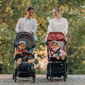 Uśmiechnięte mamy singielki z dziećmi podczas spotkania