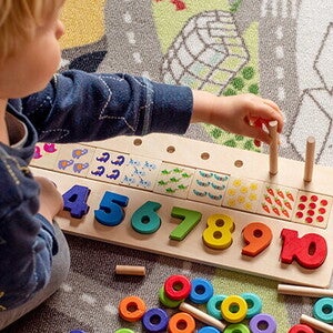 Młoda mama trzymająca dziecko i całująca je w policzek