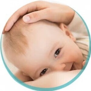 Uśmiechnięte niemowlę, które przyjmuje białko w swojej diecie