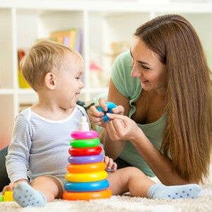 Mama wpływająca na rozwój dziecka poprzez zabawę 