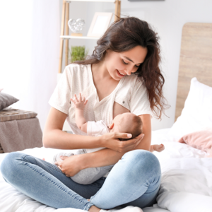 Mama karmiąca dziecko piersią