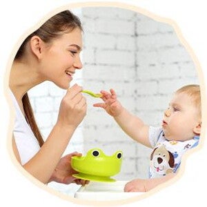 Mama karmi niemowlę kaszką Mama karmi niemowlę kaszką