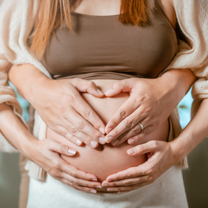 Para spodziewająca się dziecka obejmująca ciążowy brzuszek