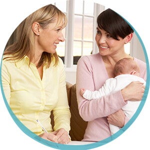 Świeżo upieczona mama podczas wizyty położnej