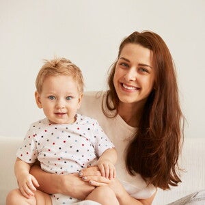 Rozwój dziecka po 1. roku życia: uśmiechnięta mama z dzieckiem