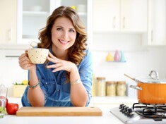 uśmiechnięta-kobieta-w-kuchni uśmiechnięta-kobieta-w-kuchni