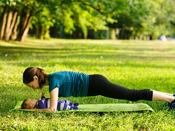 Ćwiczenia po CC – mama z maluszkiem w parku