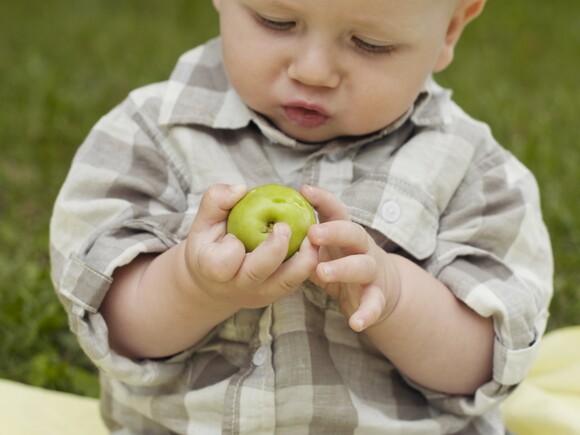 dziecko-trzymające-w-ręce-jabłko