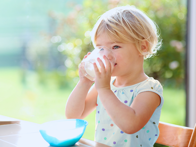 Dziewczynka pijąca mleko ze szklanki