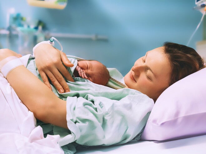Mama obejmująca swoje nowo narodzone dziecko | Nestlé FamilyNes Poród lotosowy: mama obejmująca swoje nowo narodzone dziecko