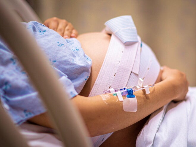 Pozycje porodowe: kobieta oczekująca na poród