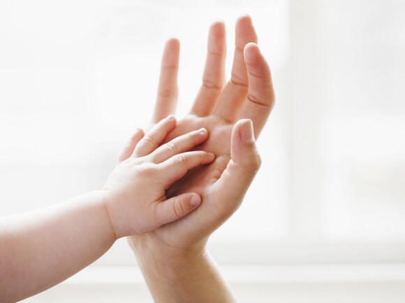 dłoń-mamy-i-dziecka