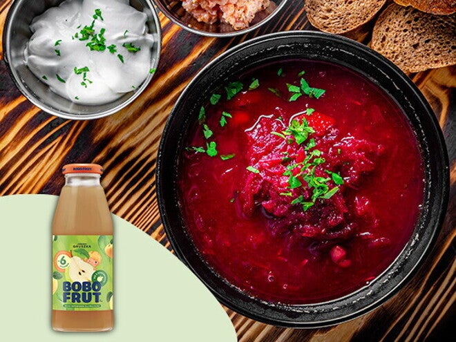 Kawałki wędzonego kurczaka z bulionem z buraków po 12. miesiącu