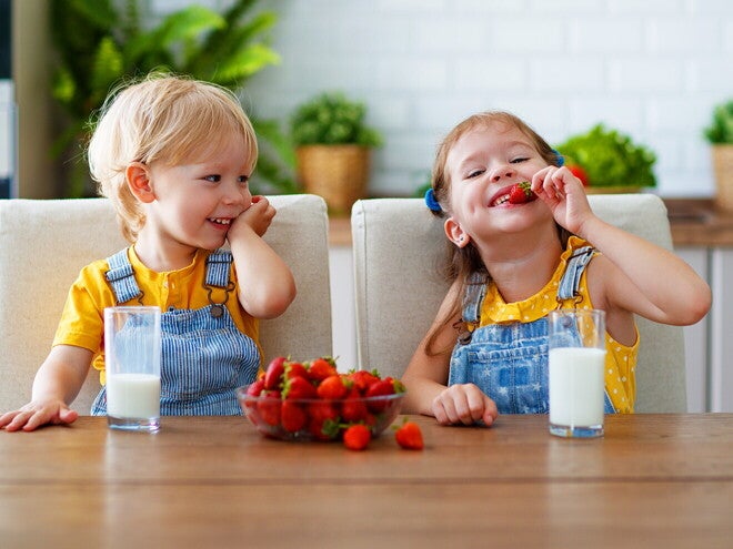 Uśmiechnięte dzieci, które na co dzień piją mleko