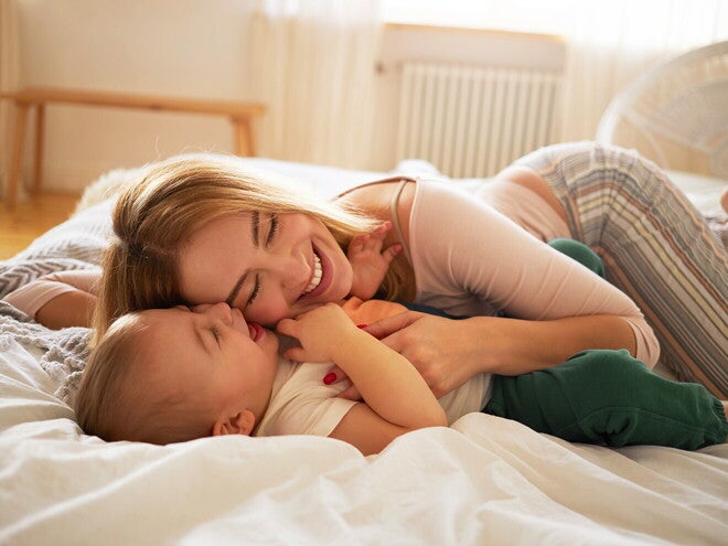 Rozwój układu odpornościowego: mama przytulająca dziecko