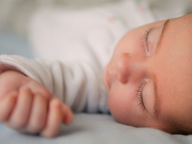 Jak nauczyć dziecko samodzielnego spania: śpiący maluszek