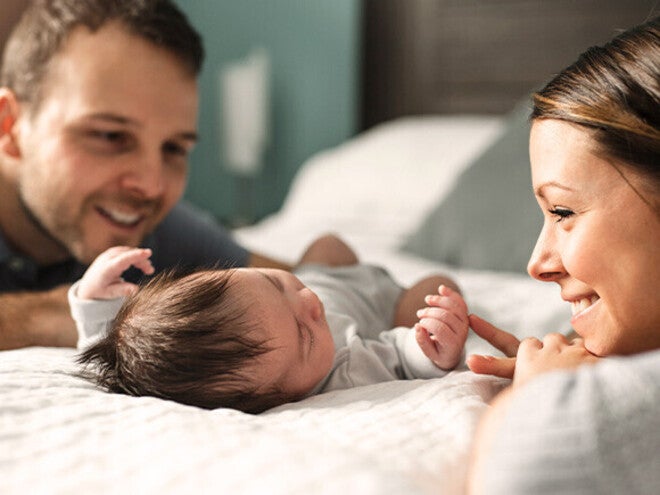 Mama i tata spędzają czas z noworodkiem podczas 4. trymestru