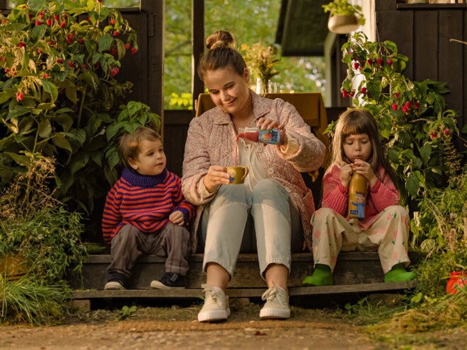 Mama z dziećmi na podwórku Mama z dziećmi na podwórku