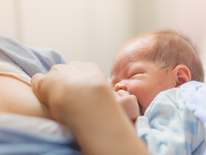 Mama karmiąca noworodka piersią