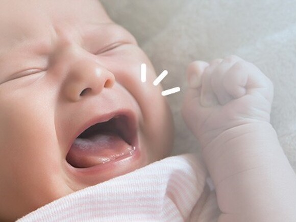 Dolegliwości brzuszkowe (m.in. kolka) u niemowlaka – płaczący maluszek 