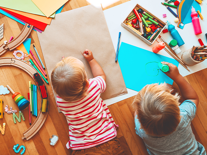 Dwoje dzieci bawiących się w otoczeniu materiałów Montessori Dwoje dzieci bawiących się w otoczeniu materiałów Montessori