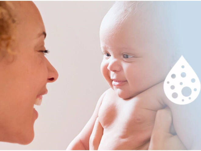 Uśmiechnięta mama patrzy w oczy niemowlęciu Uśmiechnięta mama patrzy w oczy niemowlęciu