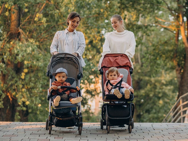 Uśmiechnięte mamy singielki z dziećmi podczas spotkania