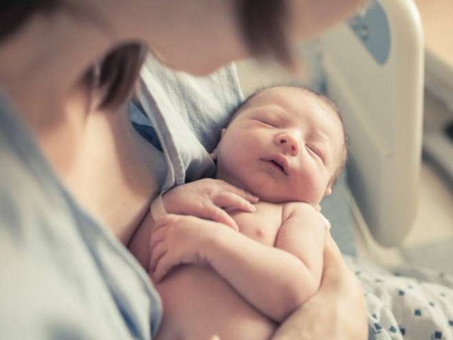 Niemowlę śpiące w rękach mamy Niemowlę śpiące w rękach mamy