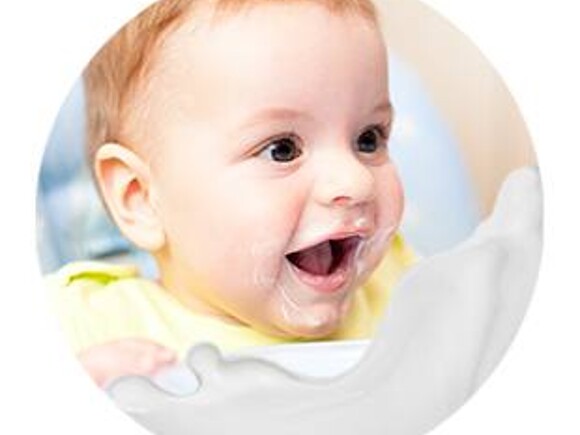 Dziecko jedzące deserek mleczny