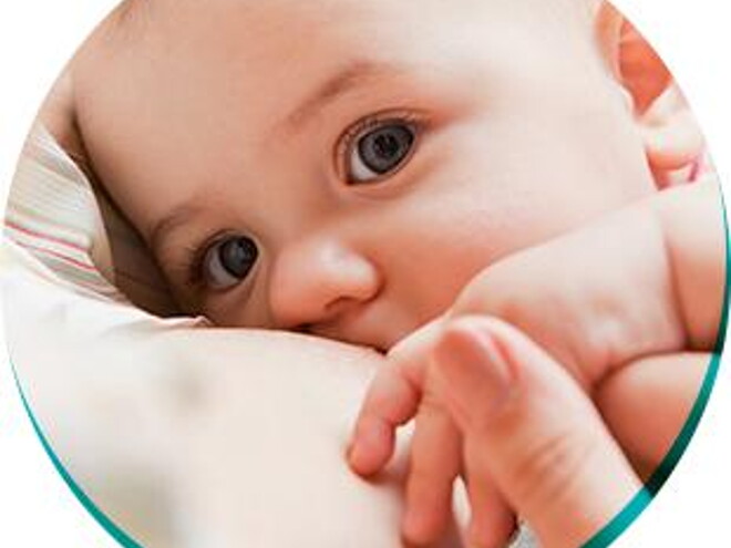 Mama karmiąca piersią swoje dziecko Mama karmiąca piersią swoje dziecko