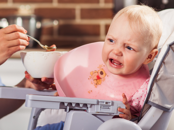 Dziecko grymaszące przy jedzeniu 