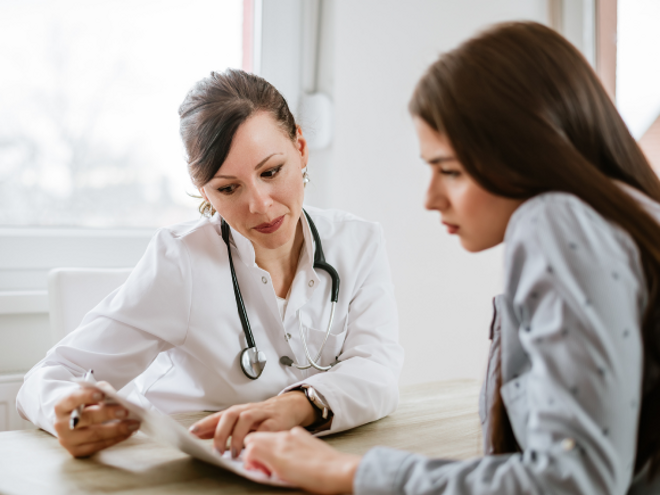 Młoda kobieta słucha ginekolożki przedstawiającej endometriozę na USG Młoda kobieta słucha ginekolożki przedstawiającej endometriozę na USG
