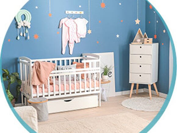 Niebieski pokój dla niemowlaka i meble do pokoju noworodka